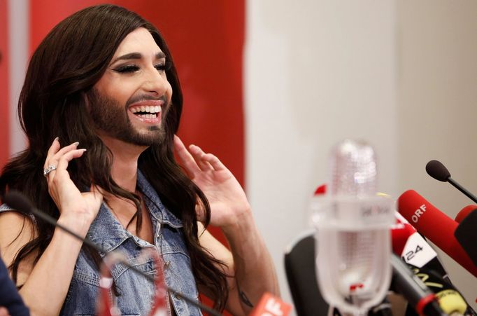 Conchita Wurst na tiskové konferenci ve Vídni