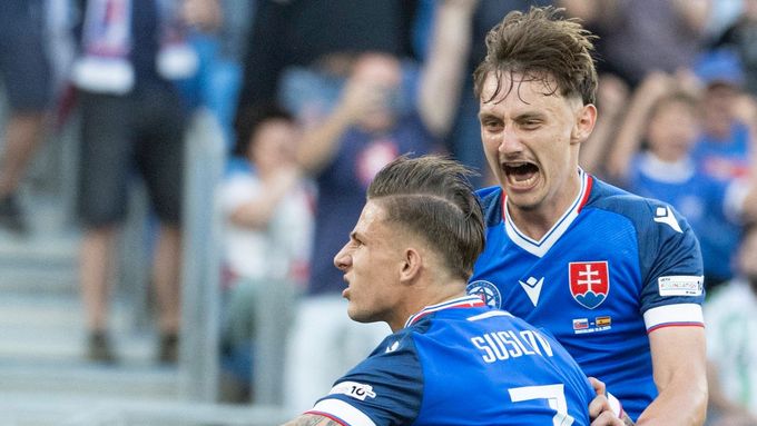 Tomáš Suslov a Dominik Hollý slaví gól Slováků na Euru do 21 let.