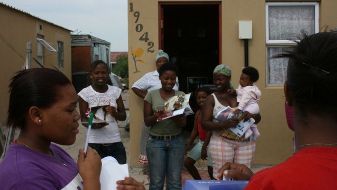 Dobrovolníci TACu rozdávají v chudinské čtvrti Kapského Města kondomy a šíří osvětu o tom, jak se bránit AIDS i lidem, kteří na jejich neštěstí chtějí vydělat
