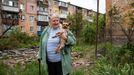 Larisa Leščenková a její pes Bublík. Bydlí v obci Marhanec na břehu řeky Dněpr. Její dům Rusové zasáhli osřelováním, stojí nedaleko vojenské správy města.