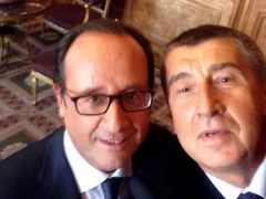 Selfíčko s prezidentem Françoisem Hollandem. Ale na Hrad prý Andrej Babiš nechce.