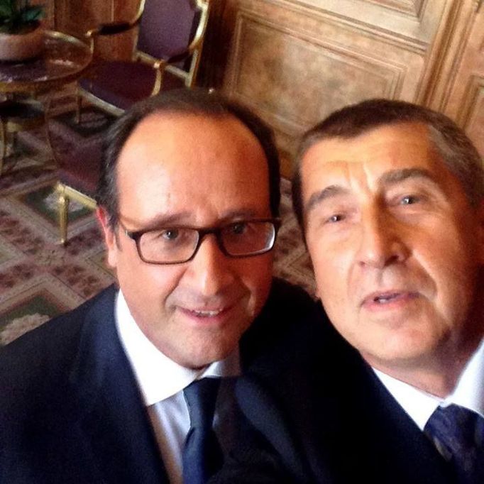 Na návštěvě Francie si ministr financí Andrej babiš udělal selfie s francouzským prezidentem Francoisem Hollandem.