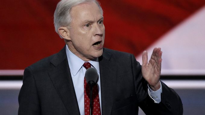 Současný ministr spravedlnosti Jeff Sessions patřil v předvolební kampaní k velkým zastáncům Donalda Trumpa, jeho prezidentskou kandidaturu podpořil jako vůbec první republikánský senátor