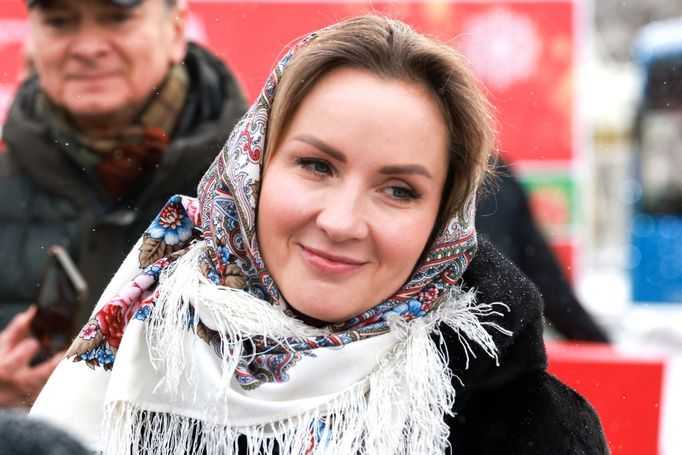 Komisařka pro práva dětí při ruském prezidentovi Maria Lvová-Bělovová se účastní slavnostního zahájení provozu veřejné dopravy vyzdobené zimní svátky.