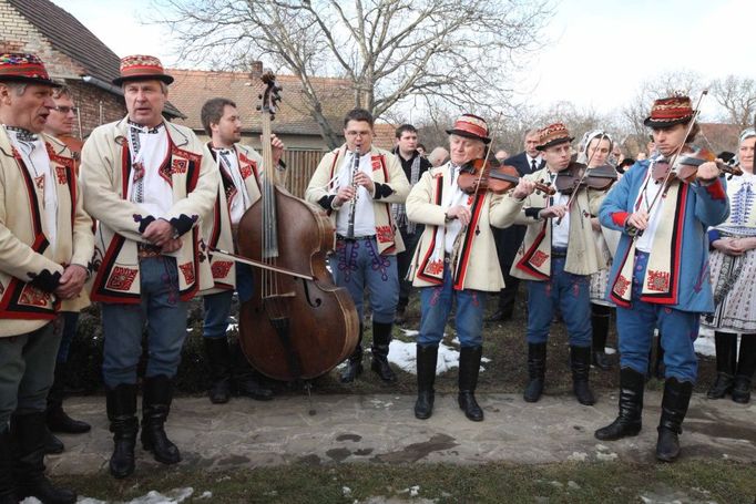 Muzikanti svému příteli na rozloučenou zahráli i před kostelem.