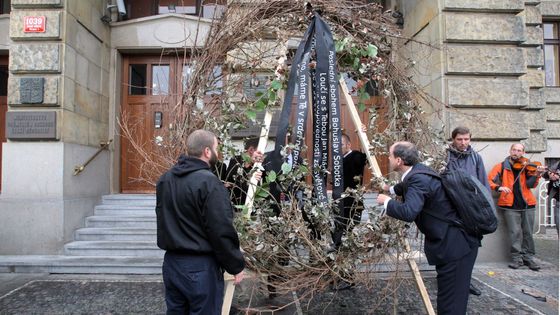 Fotoblog: Tryzna za krajinu. Ministr průmyslu přijal pozůstalé a dostal smuteční věnec z roští