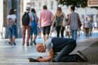 V Česku roste chudoba, stát selhává, z dávek politici udělali sprosté slovo