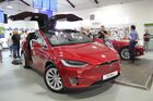 Alza začala prodávat elektromobily Tesla. Skladem má zatím dva a slibuje dodání do druhého dne