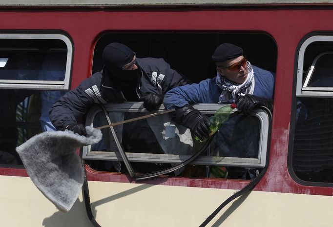 Policie nacvičuje v České Třebové zásah proti běsnícím fotbalovým fanouškům ve vlaku. Česká republika totiž bude jednou z hlavních tranzitních zemích při fotbalovém ME 2012 v Polsku a na Ukrajině.