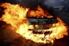 Tři lidé uhořeli při nehodě na silnici smrti