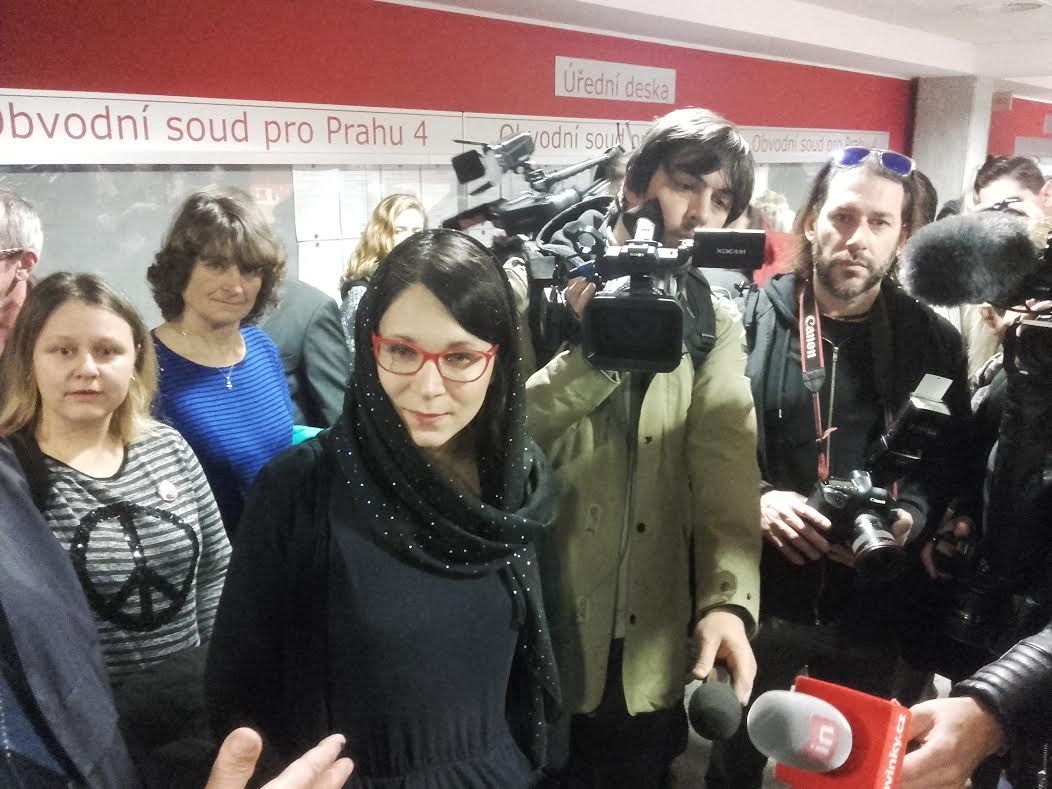U soudu kvůli nošení muslimského šátku (Na fotce není Ahmednuur, ale Monika Horáková ze Strany zelených !)