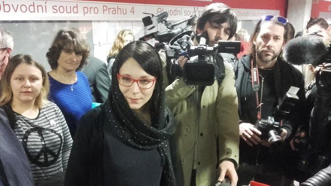 O soudní líčení měli mimořádný zájem novináři. Na snímku v šátku místopředsedkyně Strany zelených Monika Horáková, která přišla Jamaal podpořit a diskutuje s účastníky jednání.