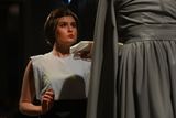 Na snímku z opery Dido a Aeneas je Karolína Levková jako Dido.