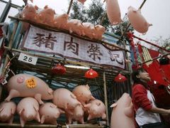 Trhovci v Hong Kongu prodávají nafukovací prasátka. Nový čínský rok je ve znamení právě tohoto zvířete.