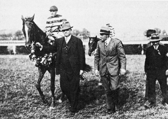 Vítězové Čs. derby 1928, klisna Blue Star a žokej Karel Holoubek.