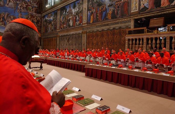 Conclave Begins in Sistine Chapel Conclave Begins in Sistine Chapel Cardinals begin the conclave by entering the Vatican's Sistine Chapel. Roman Catholic Cardinals proceed to the Sistine Chapel for a conclave that will elect a successor to Pope John Paul II, following a centuries-old tradition that is steeped in pageantry, intrigue and secrecy.