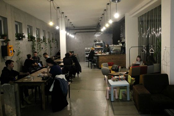 Industra Coffee sídlí v nevyužívané hale mrazíren, ale vypadá jako útulná kavárna v centru Brna.