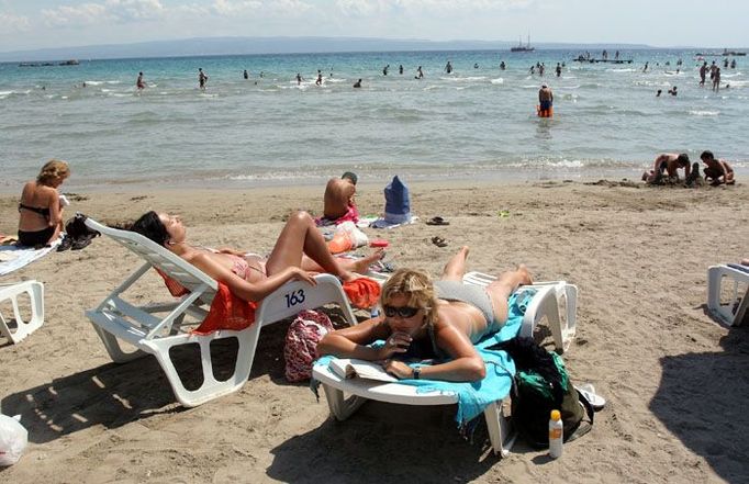 Písečná pláž Bačvice. Na obzoru ostrov Brač. Za zády Split, druhé největší město Chorvatska. Z lehátka o něm skoro nevíte.