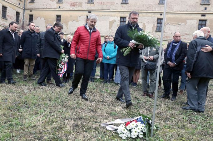 V místech, kde patrně stála v bývalé věznici v Uherském Hradišti šibenice, uctili památku obětí starosta Uherského Hradiště Stanislav Blaha a místostarosta Václav Frolec