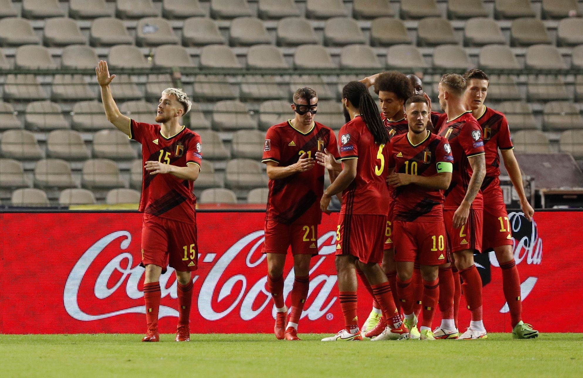 Alexis Saelemaekers slaví se spoluhráči gól v zápase skupiny E kvalifikace MS Belgie - Česko