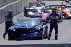 Video: Ostuda ve "Městě motorů". Boss GM rozbil zaváděcí auto ještě před startem závodu IndyCar