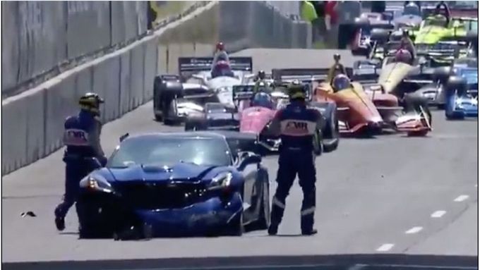 Havárie zaváděcího vozu před startem druhého závodu IndyCar v Detroitu, který řídil jeden z šéfů koncernu General Motors.