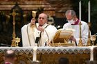 Papež vyzval na komorní půlnoční mši k pomoci chudým místo nekonečné touhy po majetku