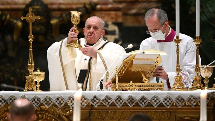 Papež vyzval na komorní půlnoční mši k pomoci chudým místo nekonečné touhy po majetku