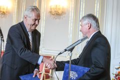 Premiér Jiří Rusnok předal Zemanovi demisi vlády