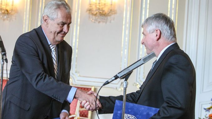 Zeman přijímá demisi Rusnokovy úřednické vlády, srpen 2013