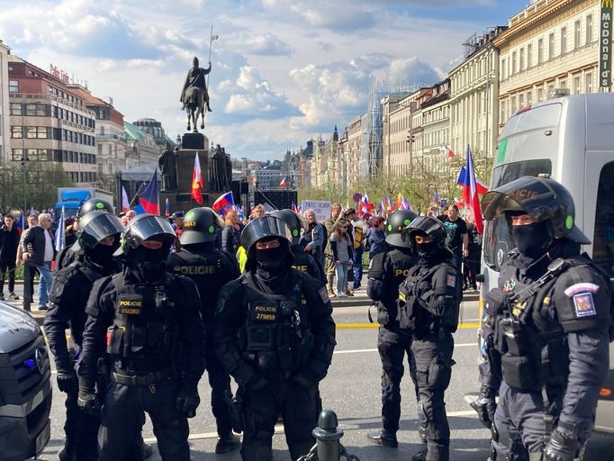 Na akci dohlíží zhruba 200 policistů a 30 příslušníků antikonfliktního týmu.