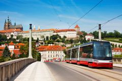 Mezi Újezdem a Malostranskou praskla kolejnice, tramvaje už opět jezdí po obvyklých trasách