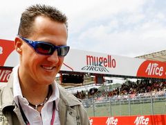 Bývalý pilot F1 Michael Schumacher se přišel podívat na Velkou cenu Itálie silničních motocyklů v Mugellu.