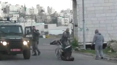 Izraelský policista srazil postiženého Palestince z invalidního vozíku