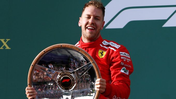 Sebastian Vettel s trofejí pro vítěze Velké ceny Austrálie.