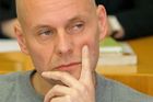 Obžalovaný Petr Šmiřák pozorně poslouchá výpověď svědkyně Marcely Urbanové.