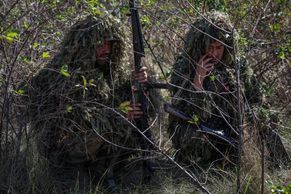 Maskovaní strašáci a chodící listí. Jak se Ukrajinci pohybují na frontě u Doněcku