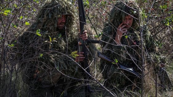 Maskovaní strašáci a chodící listí. Jak se Ukrajinci pohybují na frontě u Doněcku