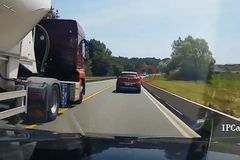 "Tvrdá realita." Řidič vyblikal policii a šlápl na plyn. V protisměru jela dodávka