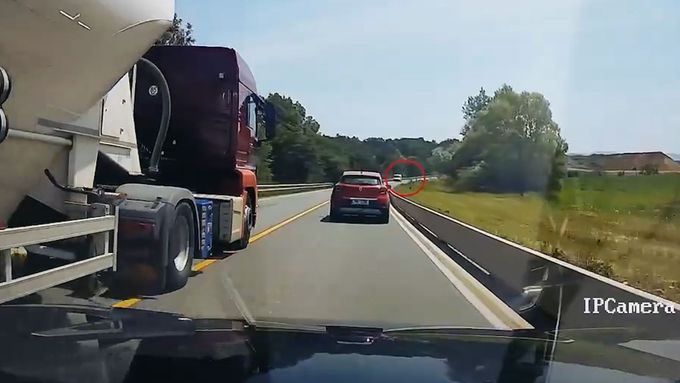 Policie zveřejnila záběry nebezpečně předjíždějícího kamionu