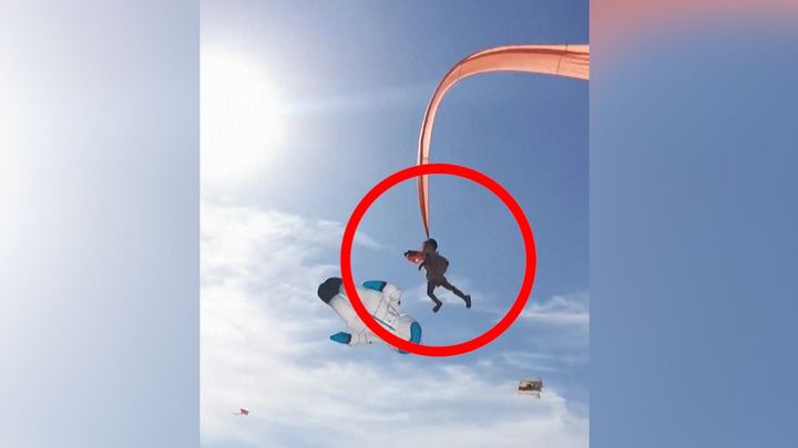 Děvčátko se omylem zamotalo do ocasu draka. Pak přišel poryv větru