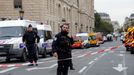 Policisté před policejní prefekturou v Paříži, kde došlo k útoku.