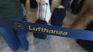 Passengers wait in front of a desk of German air carrier Lufthansa at the Fraport airport in Frankfurt, September 7, 2012. German air carrier Lufthansa passengers face widespread flight disruption after cabin crew representatives said they continue a series of strikes over pay and cost-cutting measures at Germany's largest airline. The UFO union, which represents around two-thirds of Lufthansa's 19,000 cabin crew called on its members to strike for 24 hours on all German airports on Friday. REUTERS/Kai Pfaffenbach (GERMANY - Tags: TRANSPORT BUSINESS CIVIL UNREST EMPLOYMENT) Published: Zář. 7, 2012, 6:25 dop.