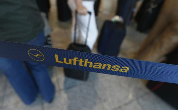 Passengers wait in front of a desk of German air carrier Lufthansa at the Fraport airport in Frankfurt, September 7, 2012. German air carrier Lufthansa passengers face widespread flight disruption after cabin crew representatives said they continue a series of strikes over pay and cost-cutting measures at Germany's largest airline. The UFO union, which represents around two-thirds of Lufthansa's 19,000 cabin crew called on its members to strike for 24 hours on all German airports on Friday. REUTERS/Kai Pfaffenbach (GERMANY - Tags: TRANSPORT BUSINESS CIVIL UNREST EMPLOYMENT) Published: Zář. 7, 2012, 6:25 dop.