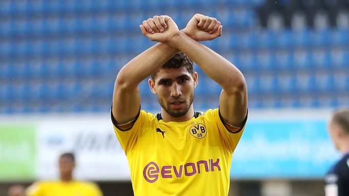 Fotbalista Dortmundu Ašraf Hakimí a jeho gesto při utkání s Paderbornem