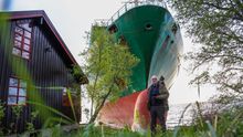 Nor po ránu zjistil, že má na zahrádce kontejnerovou loď