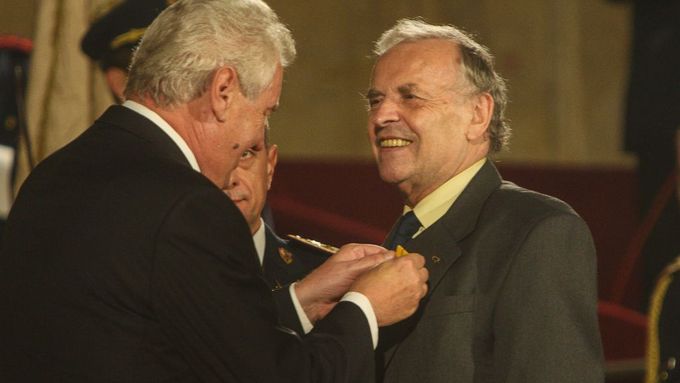 Karel Srp v roce 2013 při převzetí medaile Za zásluhy od prezidenta Miloše Zemana