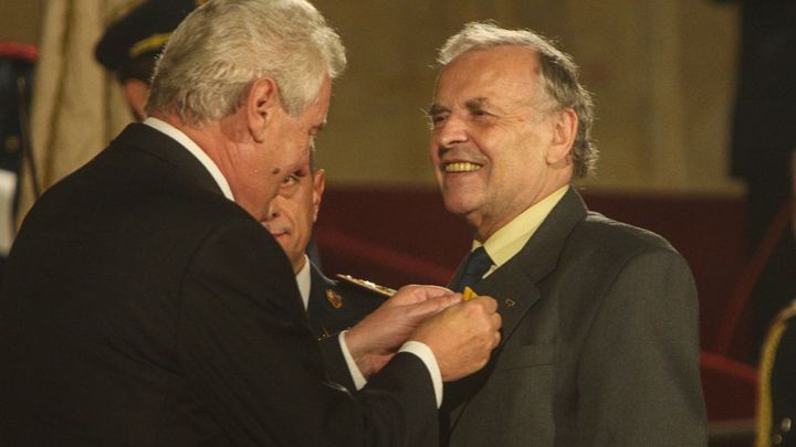 Spolupráce Karla Srpa s StB byla rozsáhlá a je doložitelná, uvedli historici u soudu