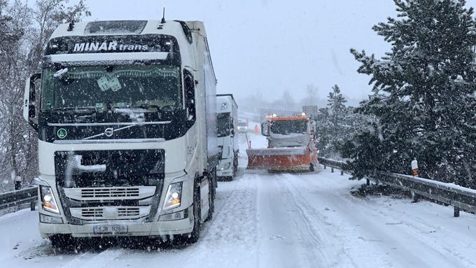 Fotky: Uvízlé kamiony, zpožděná letadla, tisíce lidí bez elektřiny. Česko sevřel sníh