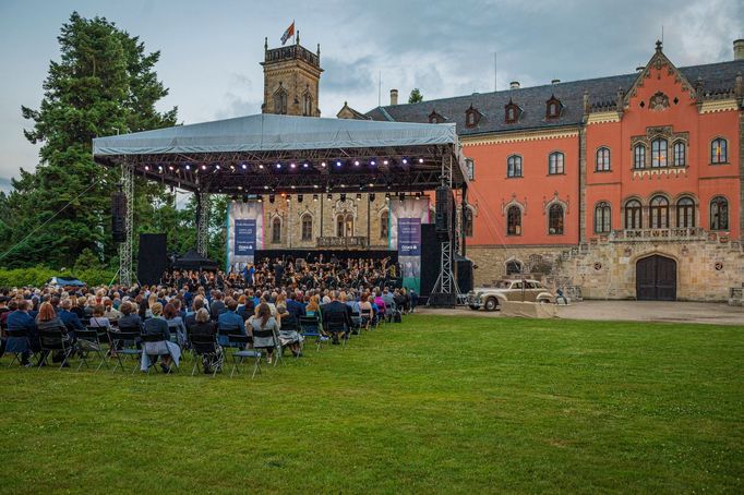 Česká filharmonie v zámeckém parku na Sychrově.